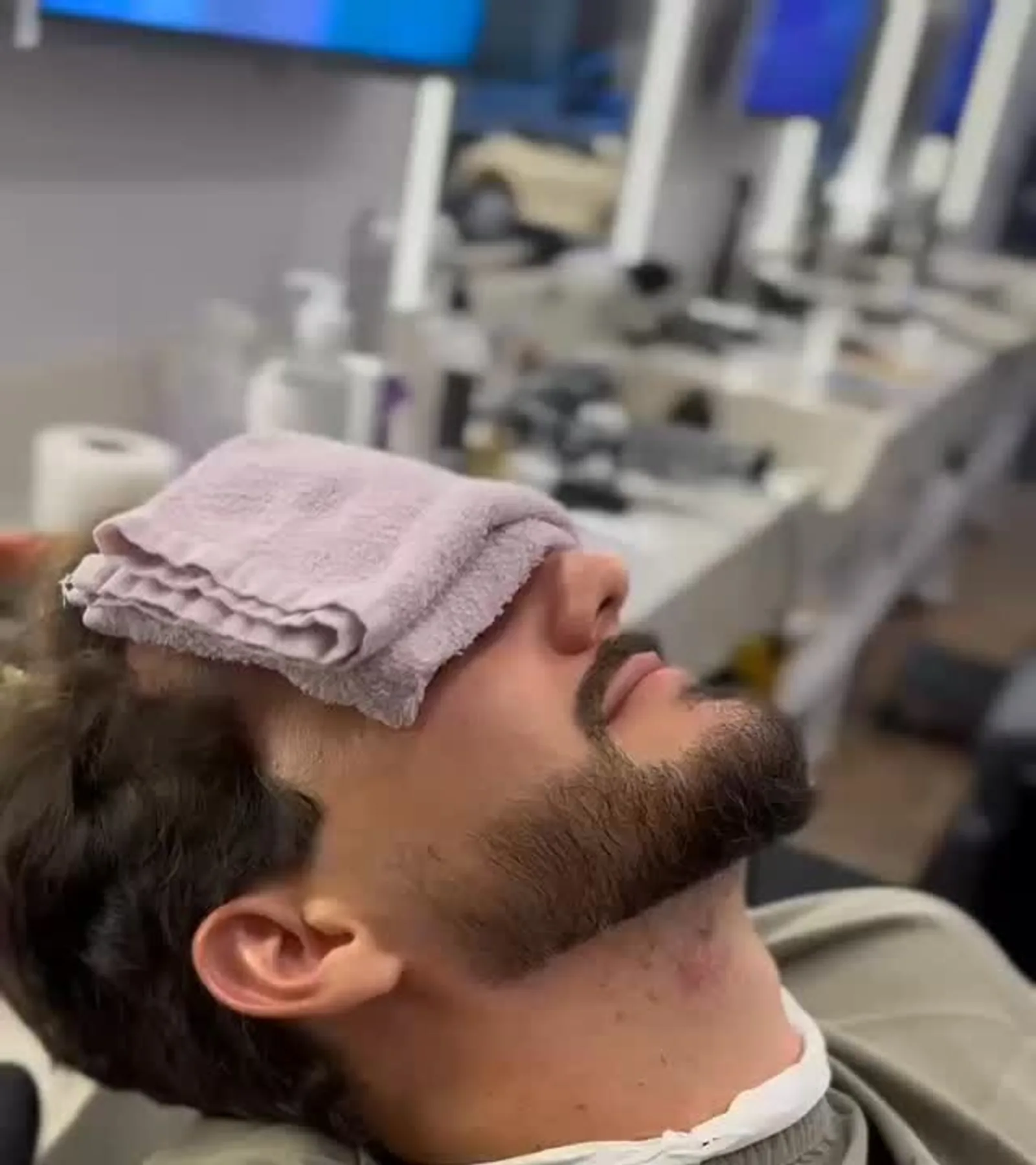 Cliente relaxando durante um cuidado de barba na Authentic Barbearia