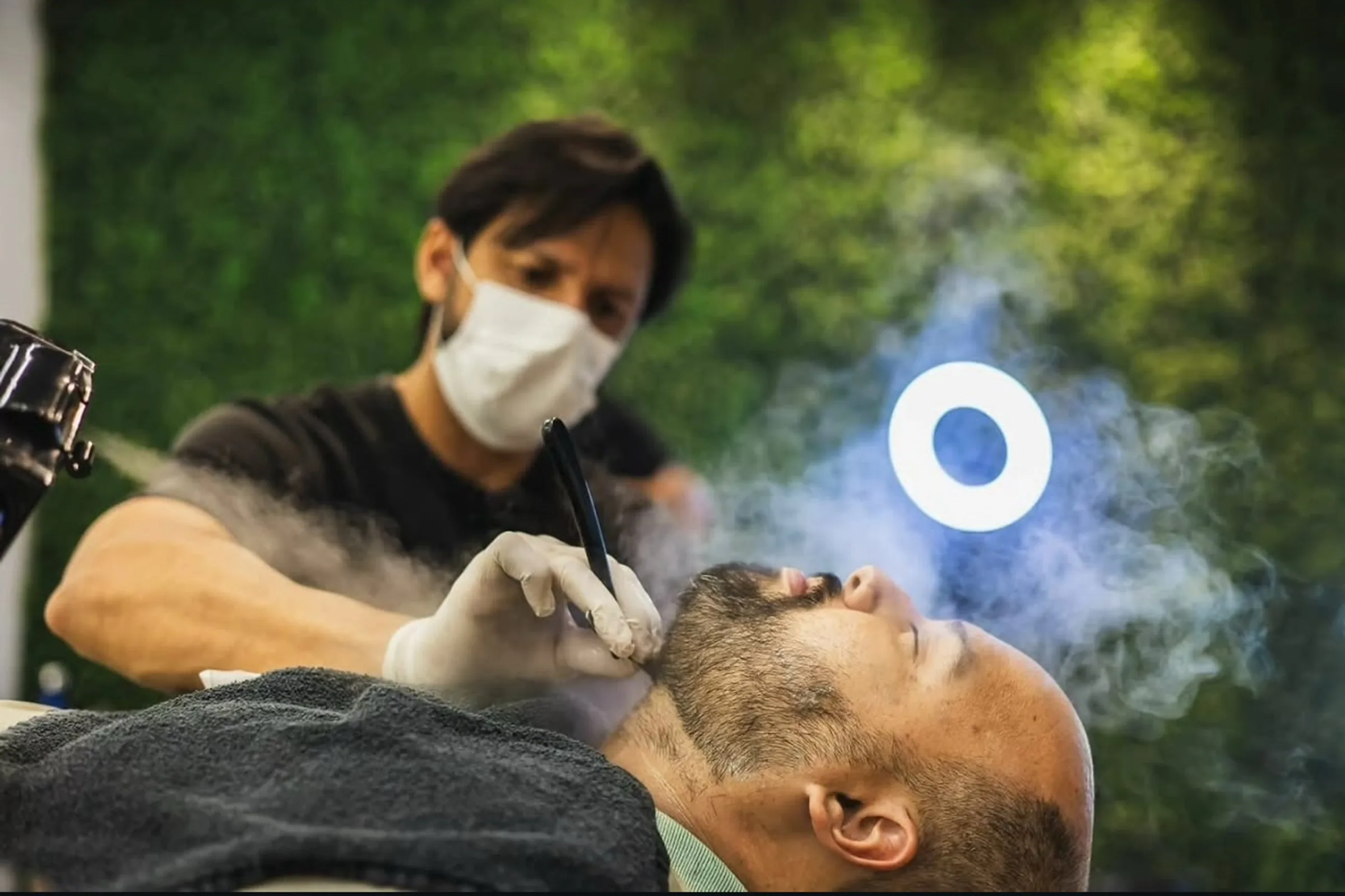 Profissional da Authentic Barbearia atendendo um cliente em uma das unidades de Rio Preto